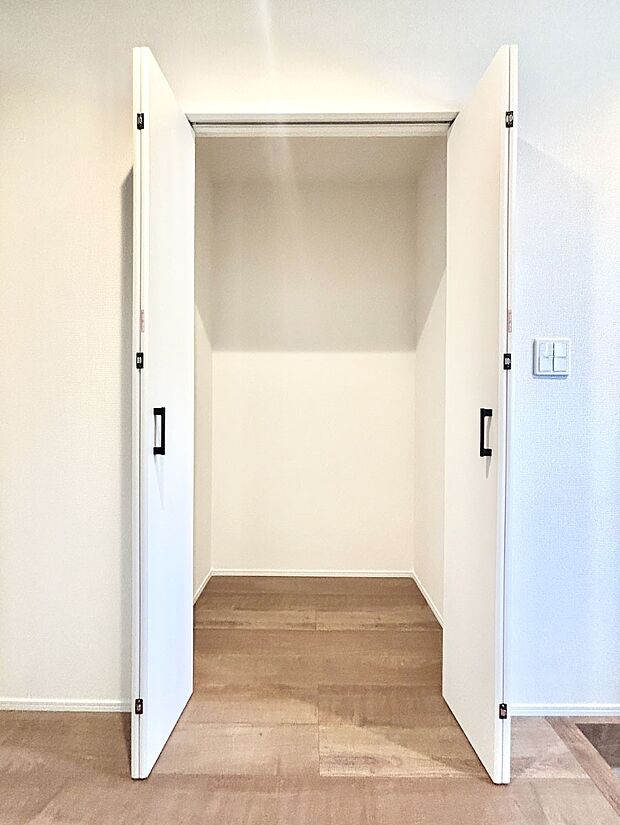 【その他設備(玄関ホール収納)】玄関ホール収納です。掃除道具やお出かけ用グッズの収納に便利です。