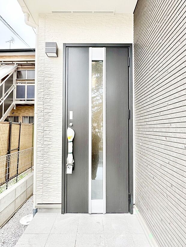 【玄関】玄関前は雨が降っても濡れにくい屋根付き