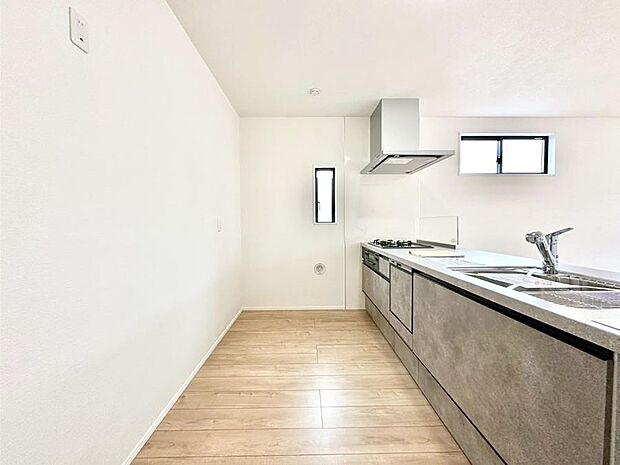 【キッチン】ゆとりあるキッチンではご家族と楽しくお料理ができます。