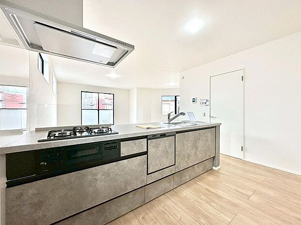 【ダイニングキッチン】料理をしながらでもご家族との会話を楽しめる対面キッチン