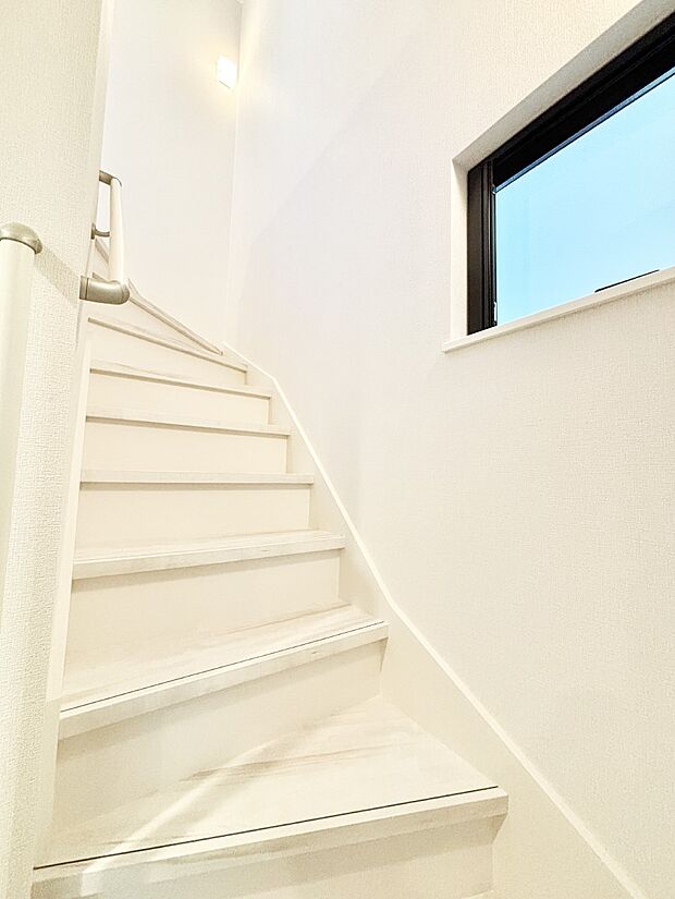 【その他内観】階段は手すり付きなので小さなお子さまやご高齢の方も安心です