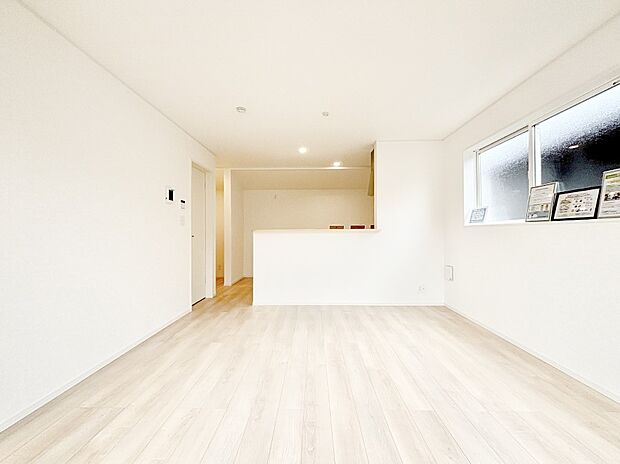 【リビングダイニング】明るい陽光が注ぎ、寛ぎの雰囲気に満たされるリビング・ダイニング。