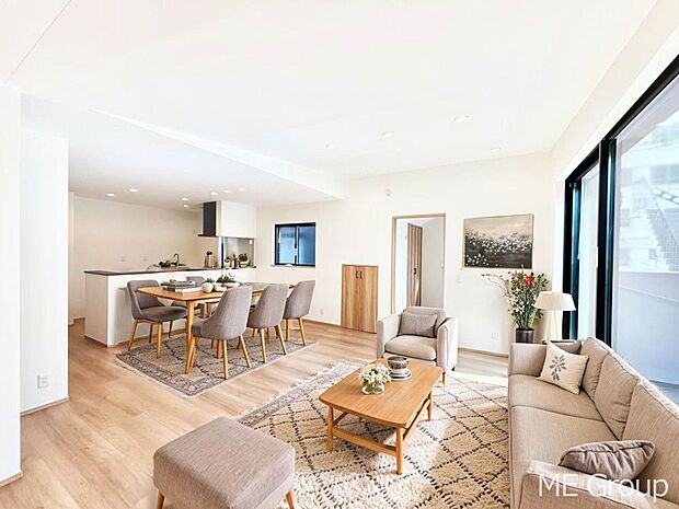 【リビング】プライバシーも守れる2階リビングは明るく開放感たっぷり。 ※家具はCGです