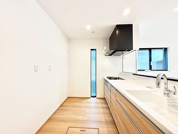 【キッチン】爽やかな風が通り抜けるキッチン。窓があるので明るく換気にも役立ちます。