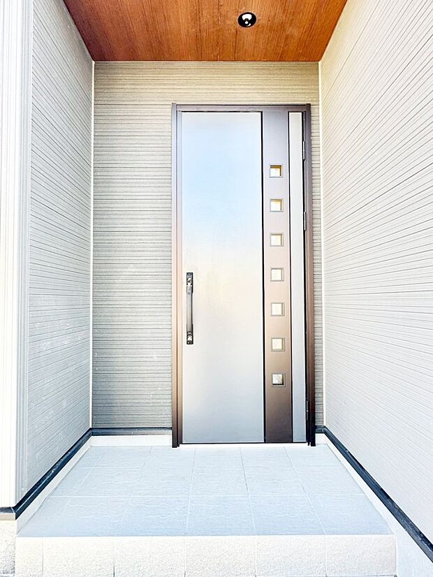 【玄関】玄関前は雨が降っても濡れにくい屋根付き