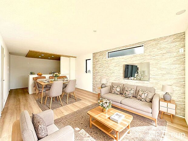 【リビング】ご家族の賑やかな話し声で包まれる明るいリビング  ※家具はCGです