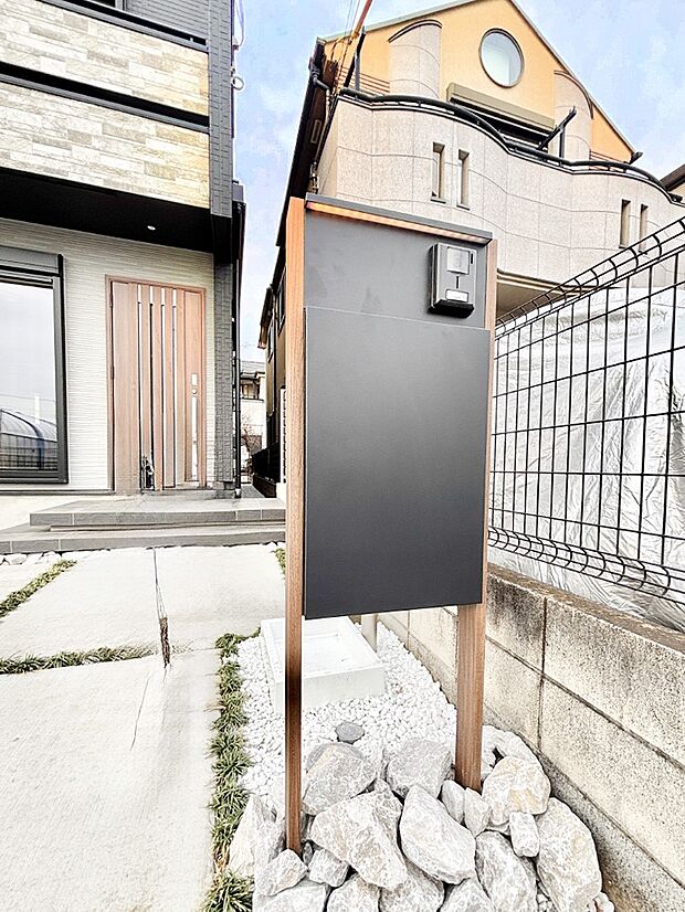 【その他現地】シンプルデザインのポスト。