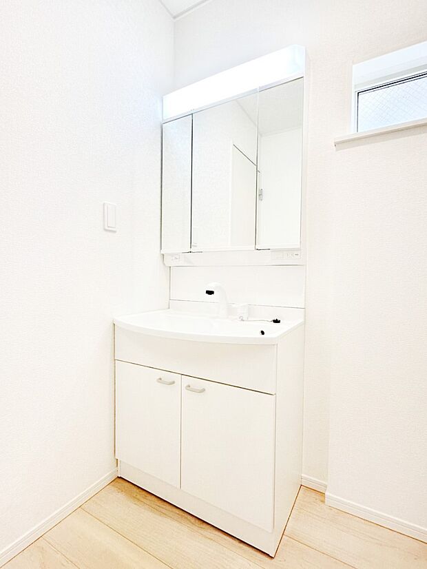 【洗面台・洗面所】三面鏡キャビネット・シャワー付き洗面化粧台で忙しい朝の身支度もスムーズに!