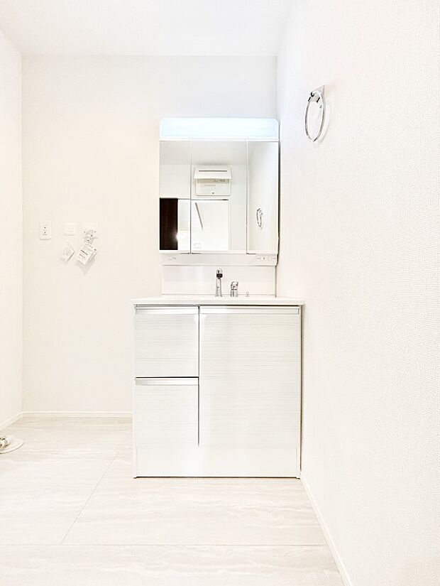 【洗面台・洗面所】三面鏡キャビネット・シャワー付き洗面化粧台で忙しい朝の身支度もスムーズに！