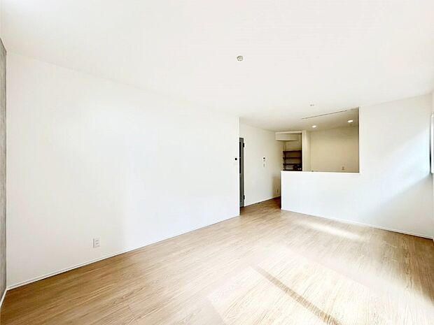 【リビング】ご家族の賑やかな話し声で包まれる明るいリビング