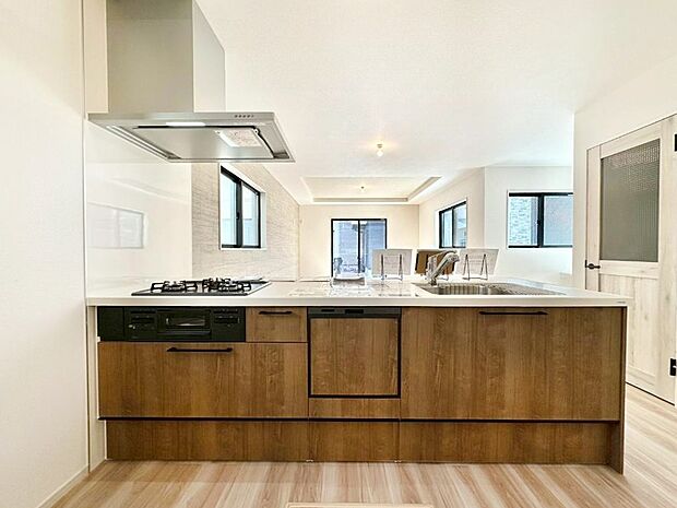 【キッチン】ゆとりあるキッチンではご家族と楽しくお料理ができます。