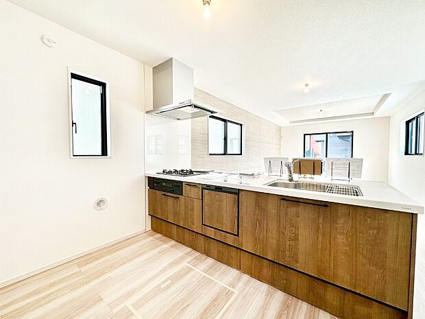 【ダイニングキッチン】料理をしながらでもご家族との会話を楽しめる対面キッチン