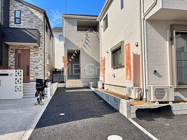 【現地外観写真】奥まった地形は、車道に面しておらず、静かでプライベート感を味わえる立地です。 