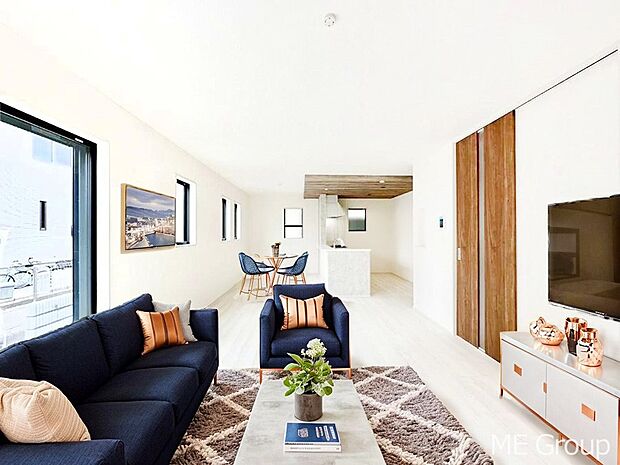 【リビング】ご家族の賑やかな話し声で包まれる明るいリビング ※家具はCGです