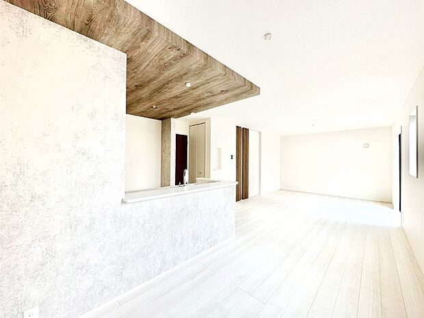 【ダイニング】家族の笑顔が自然と生まれてくる、そんな雰囲気のダイニングに仕上がっています。