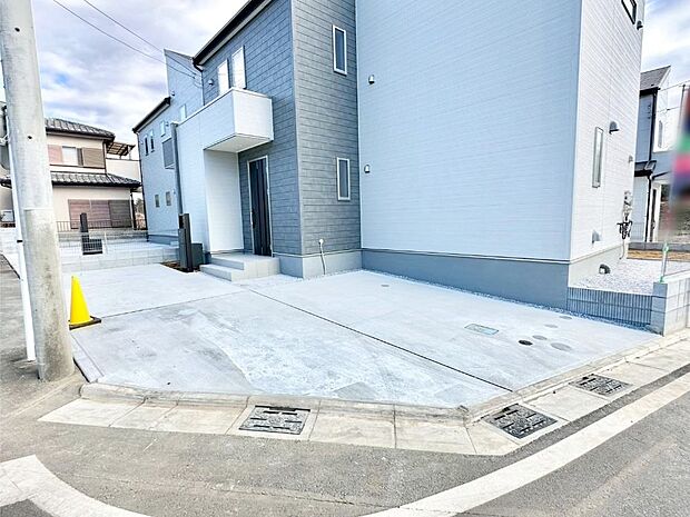 【駐車場】駐車2台可能！急なお客様の駐車に。また、ご家族の自転車スペースとしても大活躍。