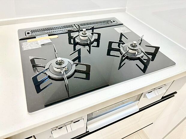 【その他設備(Ｓｉセンサーコンロ)】ガスコンロはＳｉセンサー搭載。火力調節や焦げ付き・消し忘れも防いでくれます。