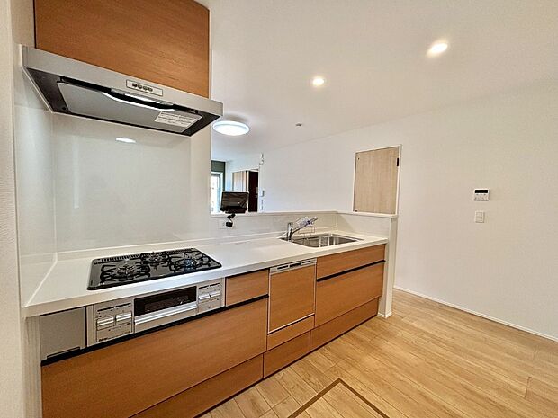 【ダイニングキッチン】料理をしながらでもご家族との会話を楽しめる対面キッチン