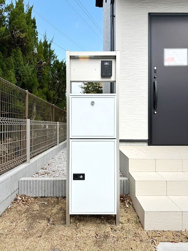 【その他現地】表札・インターホン・ポスト・宅配ＢＯＸが一体型となったシンプルデザインの門柱