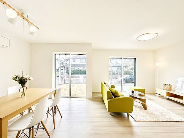 【リビングダイニング】明るい陽光が注ぎ、寛ぎの雰囲気に満たされるリビングダイニング