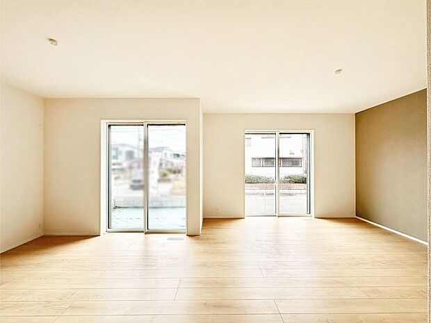 【リビングダイニング】自然光が取り込まれ、家族団らんの場所を明るく演出