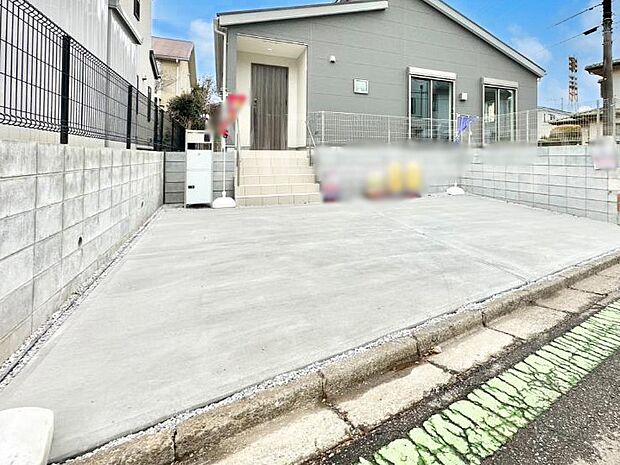 【駐車場】駐車2台可能！急なお客様の駐車に。また、ご家族の自転車スペースとしても大活躍。