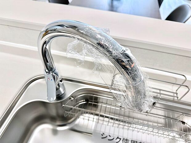 【その他設備(タッチレス水栓)】センサーに手をかざすだけで吐水／止水ができるタッチレス水栓。浄水器付き。