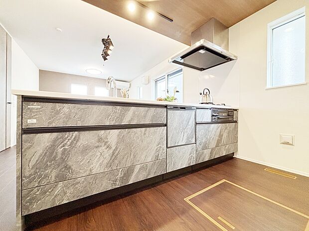 【ダイニングキッチン】料理をしながらご家族との会話を楽しめる対面カウンターキッチン