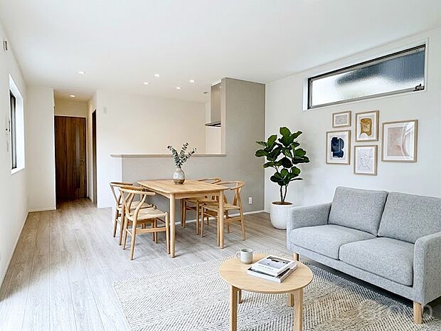 【リビング】家族の和やかな会話が聞こえてきそう。開放感のあるリビングです。※家具はCGです  