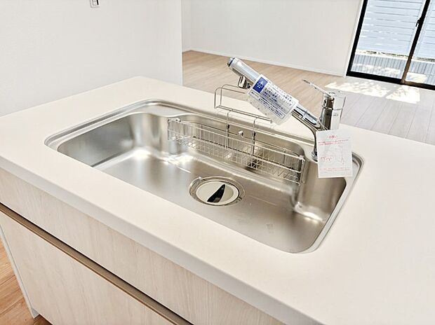 【その他設備(浄水器)】いつでも清潔なおいしいお水を。一つの水栓で水道水と浄水を使い分け。