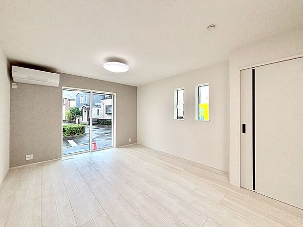 【ダイニング】家族の笑顔が自然と生まれてくる、そんな雰囲気のダイニングに仕上がっています。