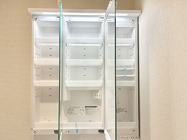 【その他設備(三面鏡裏収納)】三面鏡の裏に、化粧品や衛生用品などを収納可能。洗面台をすっきりと保ちます！