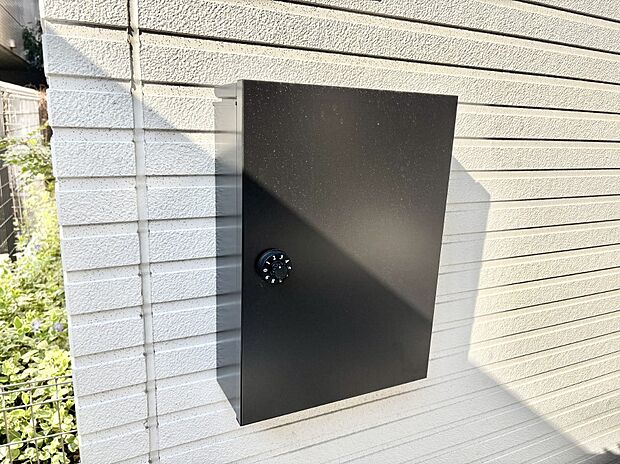 【その他現地】シンプルデザインのポスト。