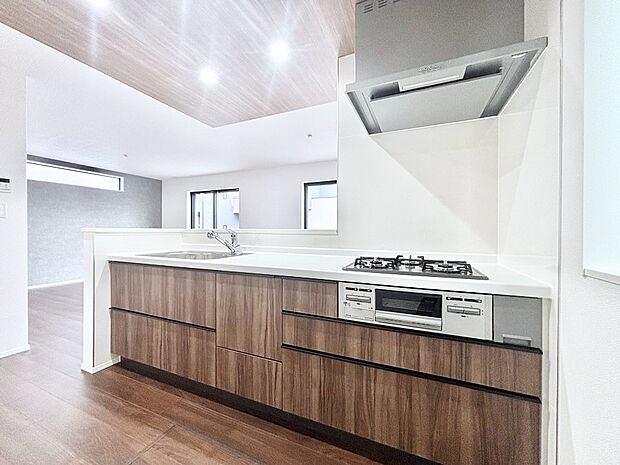 【キッチン】リビングを見渡せる人気のカウンターキッチン。 家族を見守りながら家事をすることができます。