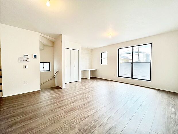 【リビングダイニング】明るい陽光が注ぎ、寛ぎの雰囲気に満たされるリビング・ダイニング。   