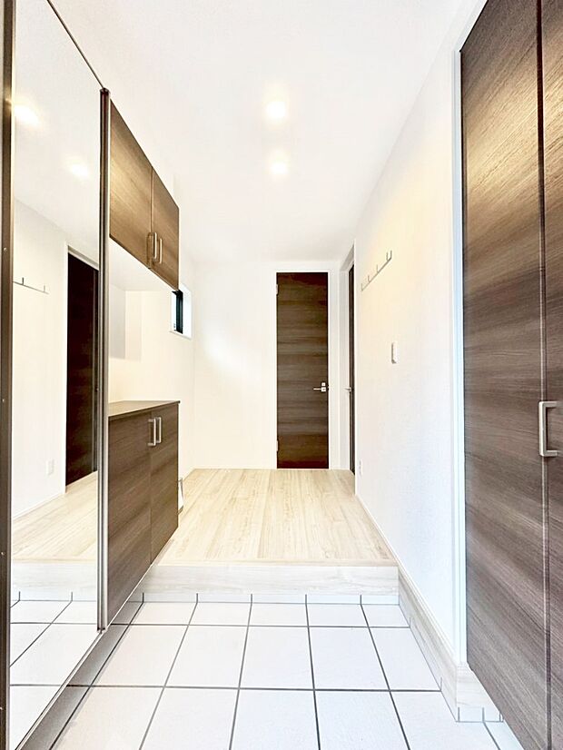 【玄関】ミラー付きシューズボックスはお出かけ前の身だしなみチェックに便利