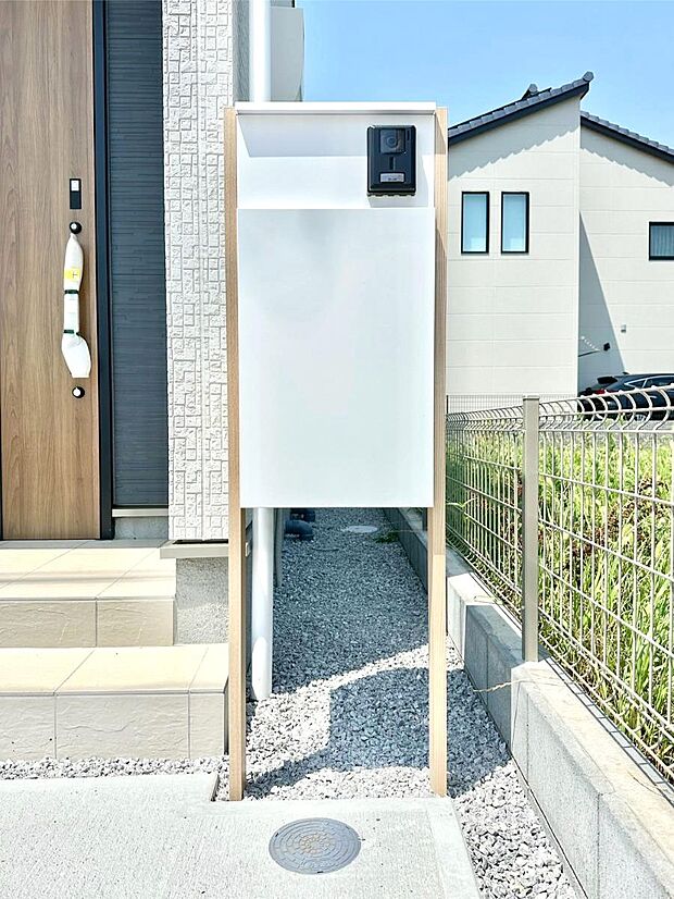 【その他現地】シンプルデザインのポスト。