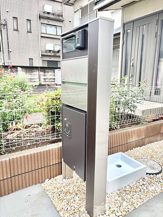 【その他現地】表札・インターホン・ポスト・宅配ＢＯＸをひとつに集約。エントランスになじむシンプルデザイン。