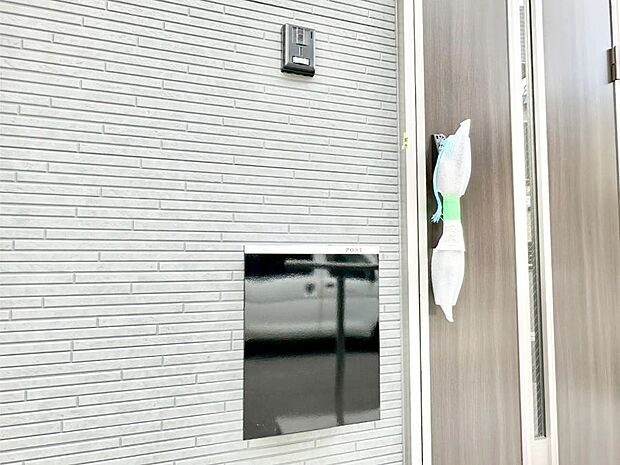 【その他現地】シンプルデザインのポスト。