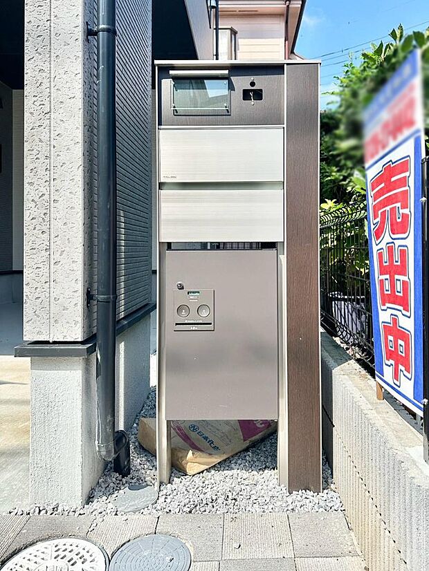 【その他現地】表札・インターホン・ポスト・宅配ＢＯＸをひとつに集約。エントランスになじむシンプルデザイン。
