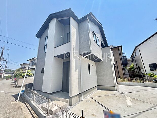 【現地外観写真】上質感あふれる外観デザイン。魅力の住まいを実現。
