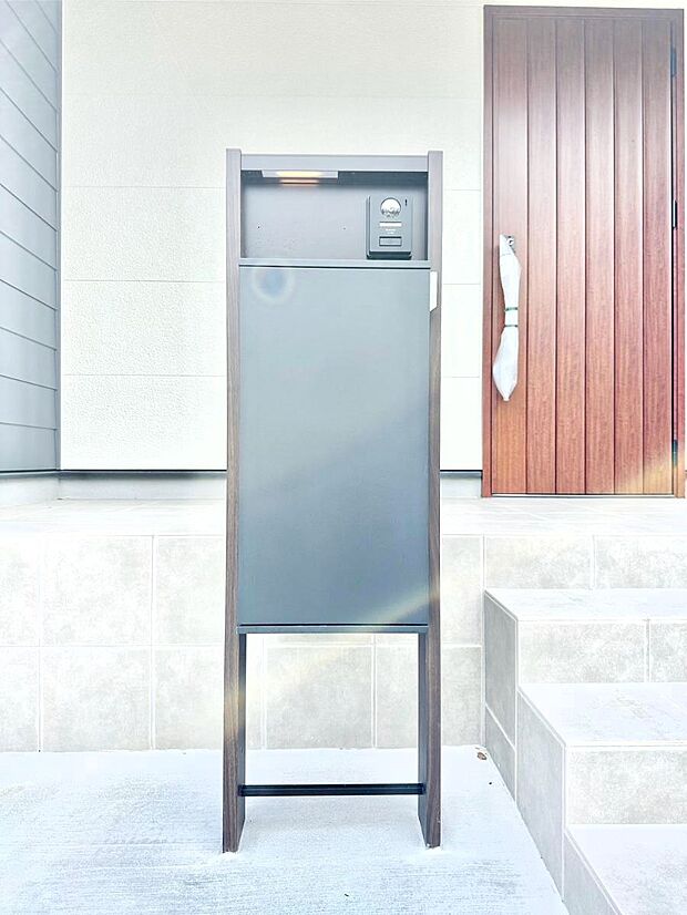 【その他現地】表札・インターホン・ポスト・宅配ＢＯＸが一体型となったシンプルデザインの門柱