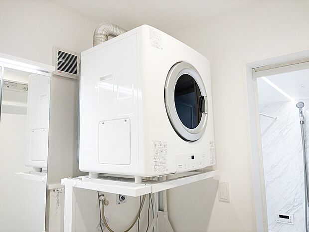 【その他設備(三面鏡裏収納)】三面鏡の裏に、化粧品や衛生用品などを収納可能。洗面台をすっきりと保ちます!