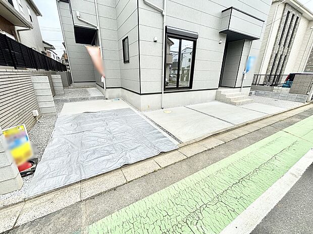 【駐車場】駐車2台可能!急なお客様の駐車に。また、ご家族の自転車スペースとしても大活躍。