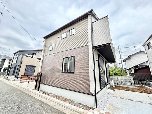 【現地外観写真】洗練された外観、上質な住空間が広がる室内は永く安心して過ごせる住居です。