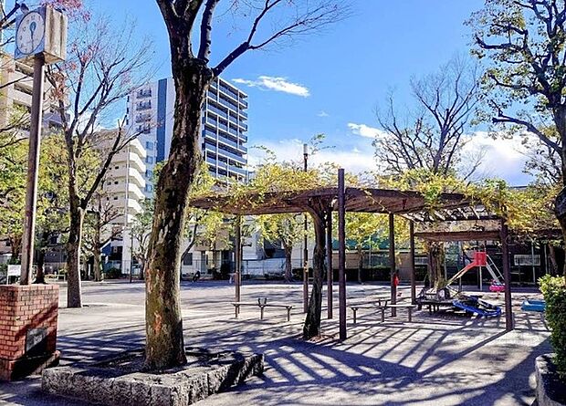 諏訪公園(約100m)