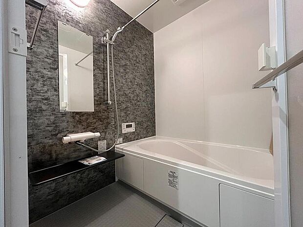 【2号棟浴室】
1日の疲れを癒してくれる浴室。モノトーン調でまとめ、シックな雰囲気を演出。季節や天候に左右されず洗濯物を乾かせる浴室乾燥機を搭載しています。