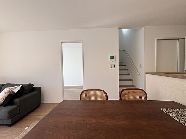 【1号地/LDK】
ご家族と顔を合わせる機会が増える、リビング階段が採用されています。帰宅時や外出時にコミュニケーションをとることができ、会話が自然とうまれます。