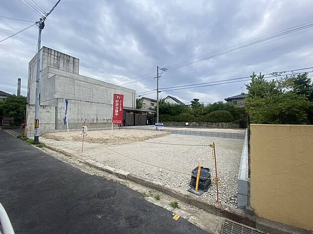 【前面道路含む現地写真】
間口は12m以上が確保され、ゆったりとした印象です。2台分のカースペースを設けることができます(車種による)。/現地2026年6月撮影