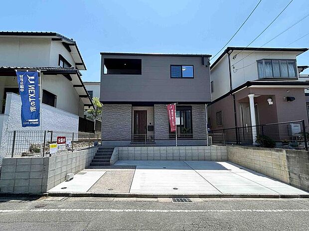 【春日市紅葉ヶ丘西6丁目】
駐車スペースは並列駐車が可能(車種による)。玄関アプローチの階段に続く部分は色が変えられており、外観に表情がつけられています。/2025年4月撮影